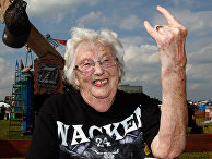 Пожилая женщина на рок-фестивале в Вакене, Германия