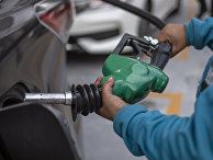 Заправка автомобиля на заправочной станции Pemex в Мехико Заправка автомобиля на заправочной станции Pemex в Мехико