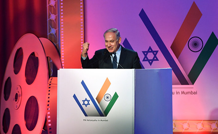 Премьер-министр Израиля Биньямин Нетаньяху выступает на мероприятии Shalom Bollywood в Мумбаи