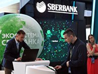 Участники Петербургского международного экономического форума 2019 (ПМЭФ-2019) у стенда Сбербанка Участники Петербургского международного экономического форума 2019 (ПМЭФ-2019) у стенда Сбербанка