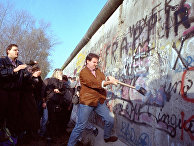 Жители Западного Берлина разрушают Берлинскую стену возле Потсдамской площади