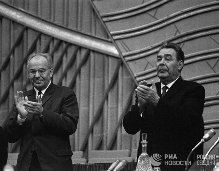 Генеральный секретарь ЦК КПСС Леонид Брежнев (справа) и Первый секретарь ЦК Коммунистической партии Чехословакии Густав Гусак