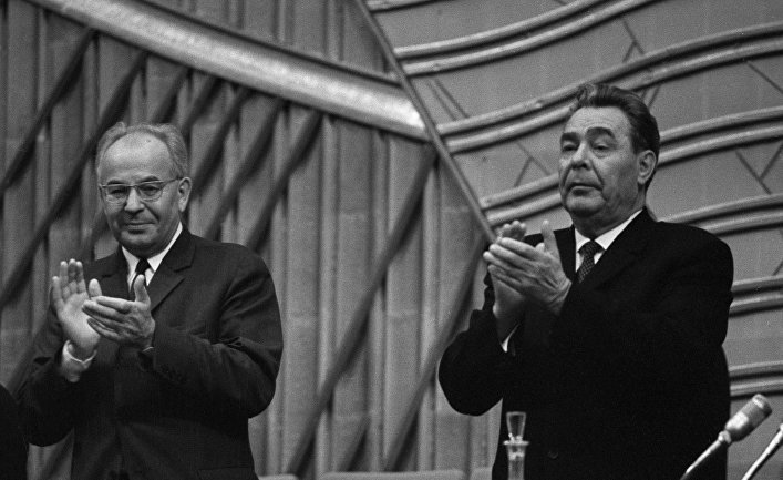 Генеральный секретарь ЦК КПСС Леонид Брежнев (справа) и Первый секретарь ЦК Коммунистической партии Чехословакии Густав Гусак