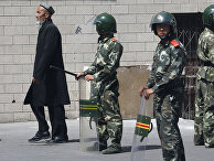 Уйгурский мужчина в китайском городе Урумчи