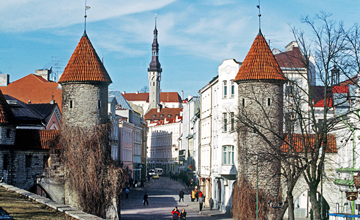 Старая часть города Таллина. Городские ворота "Вирувярав", охранявшие в старину дорогу в Северную Эстонию.