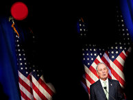 Кандидат в президенты США от Демократической партии Майкл Блумберг выступает на пресс-конференции после запуска своей президентской заявки в Норфолке, штат Вирджиния Кандидат в президенты США от Демократической партии Майкл Блумберг выступает на пресс-конференции после запуска своей президентской заявки в Норфолке, штат Вирджиния