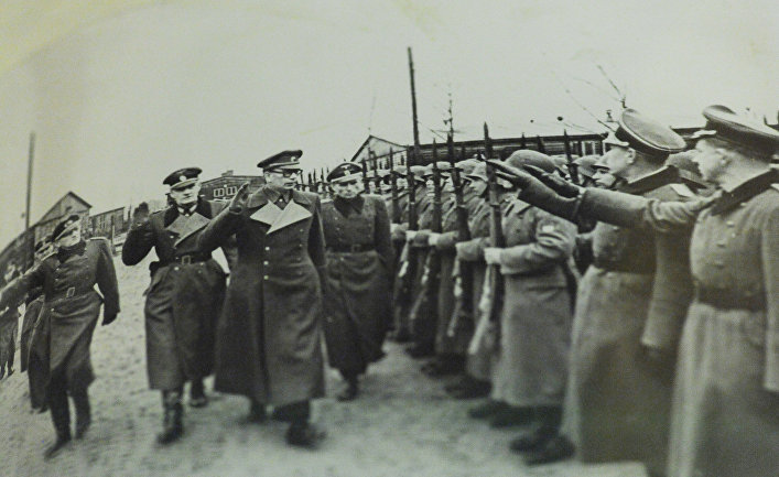 Генерал Андрей Власов вместе с немецкими офицерами принимает парад частей РОА