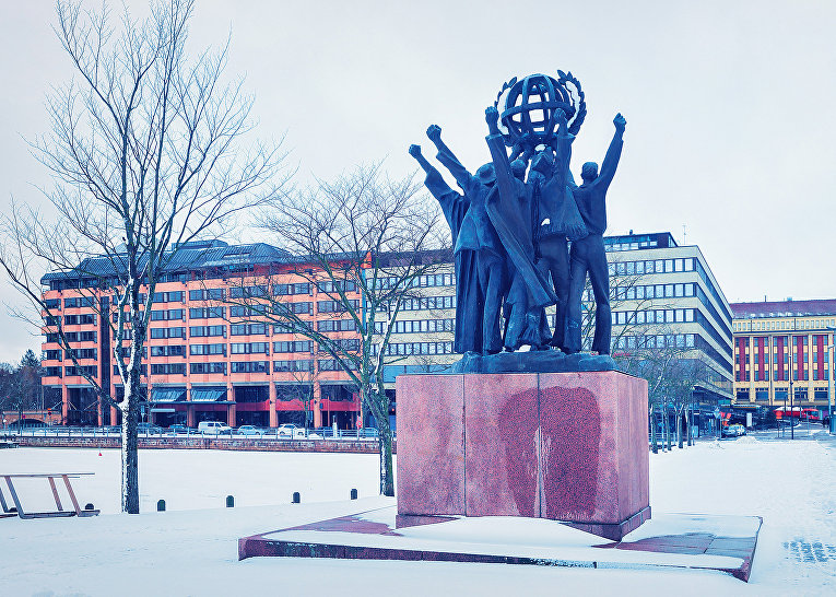 Скульптурная композиция «Мир во всём мире» в Хельсинки, Финляндия