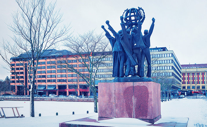 Скульптурная композиция «Мир во всём мире» в Хельсинки, Финляндия