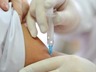 Медицинский работник делает укол Медицинский работник делает укол