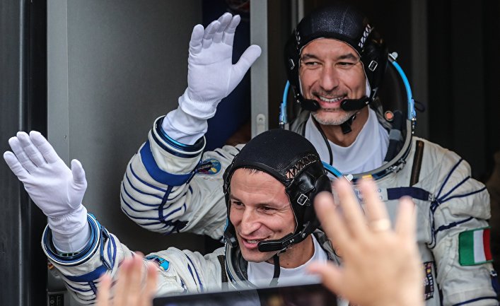 Астронавт NASA Эндрю Морган и астронавт ESA Лука Пармитано перед стартом