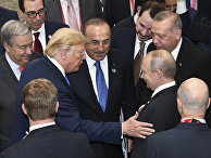 Президент США Дональд Трамп беседует с президентом России Владимиром Путиным во время заключительного заседания саммита лидеров G20 в Осаке, Япония Президент США Дональд Трамп беседует с президентом России Владимиром Путиным во время заключительного заседания саммита лидеров G20 в Осаке, Япония