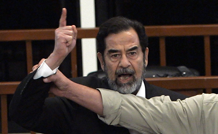 Бывший президент Ирака Саддам Хусейн в зале суда