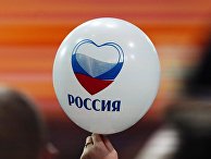 Воздушный шарик в руке журналистки Воздушный шарик в руке журналистки
