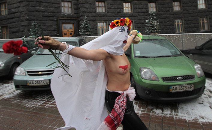 Акция организации FEMEN у здания Кабинета Министров в Киеве, Украина