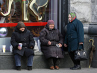 Пожилые женщины попрошайничают в центре Киева