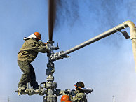 Нефтяники ставят заглушку на нефтяной фонтан Нефтяники ставят заглушку на нефтяной фонтан