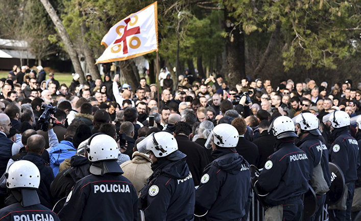 Сотрудники полиции во время акции протеста в Подгорице