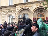 Протестующие штурмуют администрацию президента Абхазии Протестующие штурмуют администрацию президента Абхазии