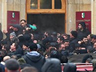 Протестующие штурмуют администрацию президента Абхазии Протестующие штурмуют администрацию президента Абхазии