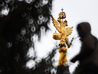 Двуглавый орел на башне Исторического музея в Москве Двуглавый орел на башне Исторического музея в Москве