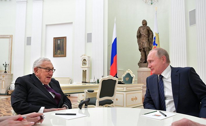 Бывший госсекретарь США Генри Киссинджер и президент РФ Владимир Путин во время встречи в Кремле. 29 июня 2017