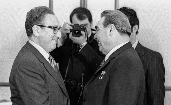 Генеральный секретарь ЦК КПСС Леонид Брежнев (справа) и госсекретарь США Генри Киссинджер (слева)