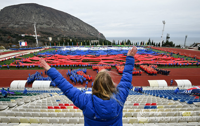 Отдыхающие в Международном детском центре "Артек" школьники развернули гигантский флаг РФ