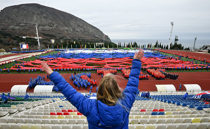 Отдыхающие в Международном детском центре "Артек" школьники развернули гигантский флаг РФ