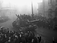 Освобождение 19 января 1945 г. войсками 1-го Белорусского фронта польского города Лодзь (Варшавско-Познанская операция). Встреча советских воинов жителями Лодзи Освобождение 19 января 1945 г. войсками 1-го Белорусского фронта польского города Лодзь (Варшавско-Познанская операция). Встреча советских воинов жителями Лодзи