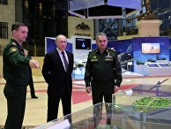 Верховный главнокомандующий, президент РФ Владимир Путин и министр обороны РФ, генерал армии Сергей Шойгу (справа) во время осмотра выставки современных вооружений и техники