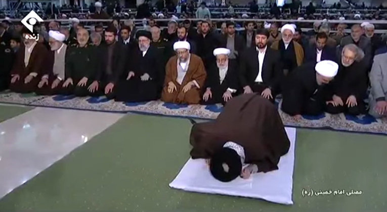 Рухани завершил молитву, не дождавшись благословения Хаменеи