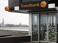 Вкладчики Swedbank активно снимают деньги в банкоматах Вкладчики Swedbank активно снимают деньги в банкоматах