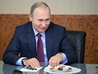 Президент РФ Владимир Путин во время встречи с женщинами-предпринимателями на Самарском булочно-кондитерском комбинате. 7 марта 2018