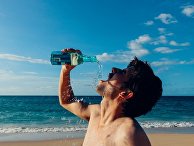 Мужчина пьет воду Мужчина пьет воду