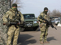 Украинские военнослужащие на блокпосту недалеко от города Золотое в Луганской области Украинские военнослужащие на блокпосту недалеко от города Золотое в Луганской области