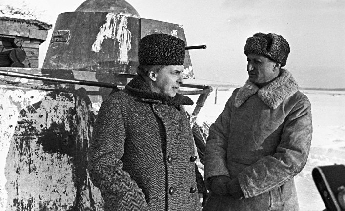 Писатель Илья Эренбург (слева) на фронте