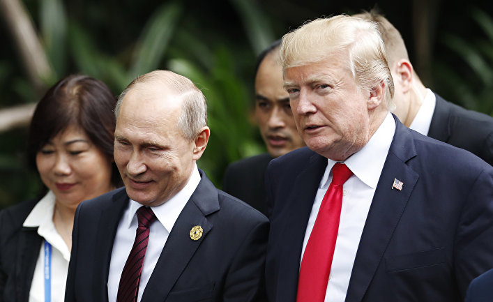 Президент России Владимир Путин и президент США Дональд Трамп на саммите АТЭС во Вьетнаме. 11 ноября 2017