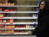 Полупустые полки в одном из продуктовых магазинов Парижа Полупустые полки в одном из продуктовых магазинов Парижа