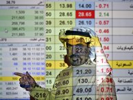 Трейдер говорит о ценах на нефть в банке в Эр-Рияде, Саудовская Аравия Трейдер говорит о ценах на нефть в банке в Эр-Рияде, Саудовская Аравия