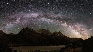 Где находится вселенная что за ее пределами. 247074376. Где находится вселенная что за ее пределами фото. Где находится вселенная что за ее пределами-247074376. картинка Где находится вселенная что за ее пределами. картинка 247074376. Вопрос о том, что находится за пределами Вселенной представители рода человеческого задавали себе не одно столетие. Но приблизительное понимание того, что представляет собой наш космический дом, появилось (по меркам той же Вселенной) совсем недавно. Сегодня мы знаем, что Вселенная родилась около 14 миллиардов лет назад в результате Большого взрыва и с тех пор расширяется с ускорением, параллельно остывая. Кажется, это противоречит здравому смыслу, но чтобы понять удивительные законы космоса и то, как они работают, умнейшие из нас трудились не одно поколение. Но знания, накопленные за эти годы, увы, по-прежнему не позволяют собрать головоломку воедино. Да, мы знаем, как выглядит наблюдаемая Вселенная – с помощью мощнейших телескопов ученые наносят на карту не только звезды, но миллиарды галактик и их скопления, заглядывая все дальше и дальше в прошлое, вплоть до Большого взрыва. Но могут ли они узнать, находится ли что-то за пределами нашей Вселенной? Есть ли что-нибудь там, куда не только невозможно отправить самые мощные инструменты, но и попросту заглянуть?
