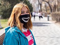 Девушка в маске на улице Алма-Аты.
