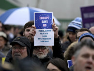 Участники акции протеста в Ньюри, Великобритания Участники акции протеста в Ньюри, Великобритания