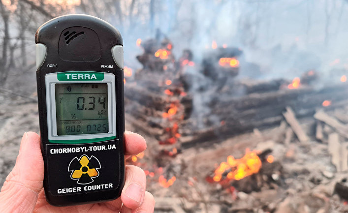Счетчик Гейгера на месте пожара в зоне отчуждения вокруг Чернобыльской АЭС