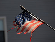Потрепанный американский флаг в Нью-Йорке, США