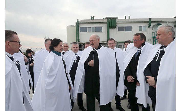 Александр Лукашенко во время посещения МТФ "Мглё"