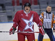 Президент Белоруссии Александр Лукашенко во время товарищеского хоккейного матча между командами "Звезды НХЛ 1" и "Звезды НХЛ 2" в Ледовом дворце "Большой" в Сочи Президент Белоруссии Александр Лукашенко во время товарищеского хоккейного матча между командами «Звезды НХЛ 1» и «Звезды НХЛ 2» в Ледовом дворце "Большой" в Сочи