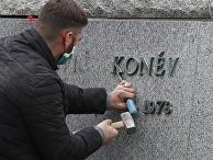 Рабочий снимает табличку с постамента памятника Ивану Коневу в Праге