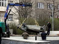 Рабочие проводят демонтаж памятника Ивану Коневу в Праге, Чехия