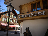 Вывеска банка Credit Suisse в деревне Гштад, Швейцария Вывеска банка Credit Suisse в деревне Гштад, Швейцария